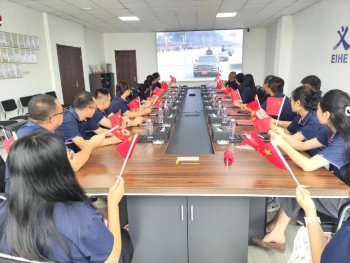 Buidheann Structar Stàilinn EIHE air eagrachadh a’ coimhead air a’ chraoladh beò den 93mh Caismeachd Armailteach