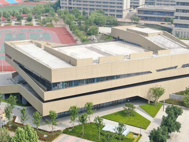 Carson a thaghas tu togalach stàilinn sgoile airson an ath phròiseact àrainn agad?